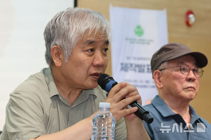 [서울=뉴시스] 권창회 기자 = 16일 서울 종로구 좋은공연안내센터에서 열린 제11회 늘푸른연극제 제작발표회에서 윤광진 연출가가 인사말을 하고 있다. 2026.06.16. kch0523@newsis.com