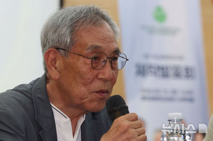 [서울=뉴시스] 권창회 기자 = 16일 서울 종로구 좋은공연안내센터에서 열린 제11회 늘푸른연극제 제작발표회에서 배우 공호석이 인사말을 하고 있다. 2026.06.16. kch0523@newsis.com