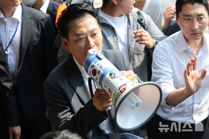 [서울=뉴시스] 이영환 기자 = 6·3지방선거 투표용지 부족 사태로 촉발된 잠실 개표소 봉쇄 시위가 12일째 이어진 16일 서울 송파구 올림픽공원 핸드볼경기장 개표소 앞에서 국민의힘 장동혁 대표가 경기장 진입을 위해 시민들을 설득하고 있다. (공동취재) 2026.06.16. photo@newsis.com