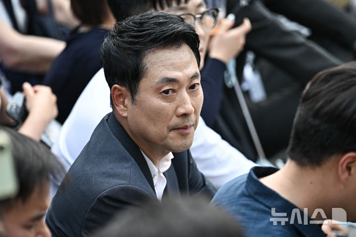 [서울=뉴시스] 이영환 기자 = 장동혁 국민의힘 대표가 16일 서울 송파구 올림픽공원 핸드볼경기장을 찾아 출입구가 열리는 것을 기다리고 있다. (공동취재) 2026.06.16. photo@newsis.com
