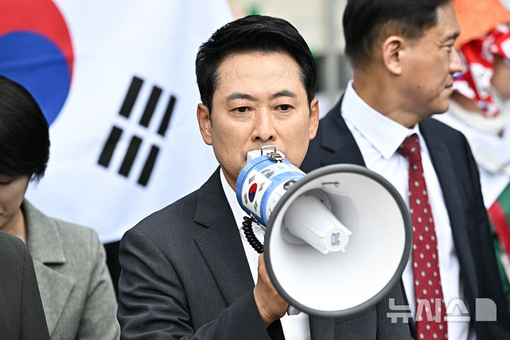 [서울=뉴시스] 이영환 기자 = 장동혁 국민의힘 대표가 16일 서울 송파구 올림픽공원 핸드볼경기장을 찾아 개표소 봉쇄를 주장하는 시민들에게 진입 결정을 알리고 있다. (공동취재) 2026.06.16. photo@newsis.com