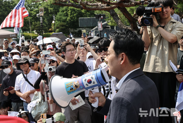 [서울=뉴시스] 이영환 기자 = 장동혁 국민의힘 대표가 16일 오후 서울 송파구 올림픽공원 핸드볼경기장에서 대한체육회, 방송 라이브 취재진 등의 진입과 관련해 반대 의견을 내비치는 시위 참가자로 인한 상황을 알리고 있다. (공동취재) 2026.06.16. photo@newsis.com