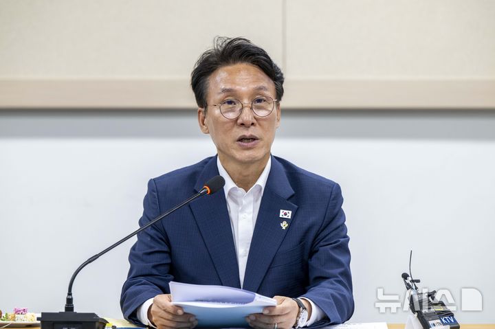 [광주=뉴시스] 광주·전남사진기자단 = 김민석 국무총리가 16일 오후 전남 나주시 빛가람 복합문화체육센터 내 전남광주대전환기획위원회 사무실에서 열린 전남광주통합특별시 출범준비 관계기관 간담회에서 인사말하고 있다. 2026.06.16. photo@newsis.com