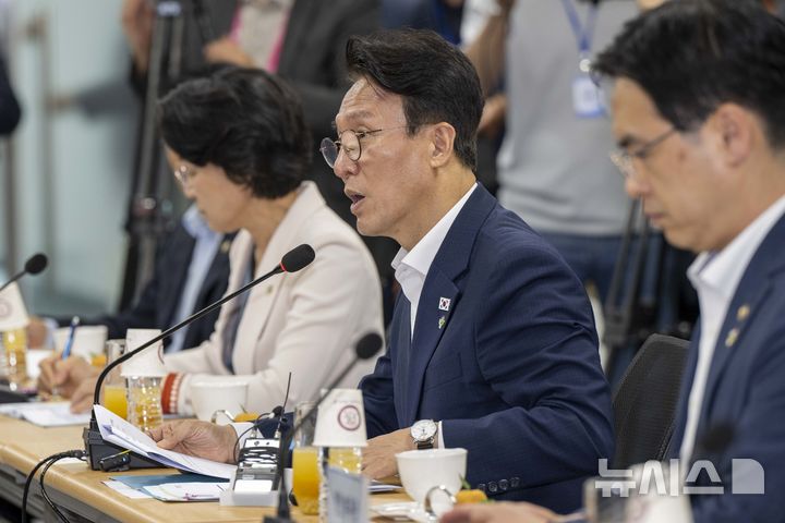 [광주=뉴시스] 광주·전남사진기자단 = 김민석 국무총리가 16일 오후 전남 나주시 빛가람 복합문화체육센터에서 열린 전남광주통합특별시 출범준비 관계기관 간담회에 참여해 참석자들과 출범 준비 상황을 논의하고 있다. 2026.06.16. photo@newsis.com