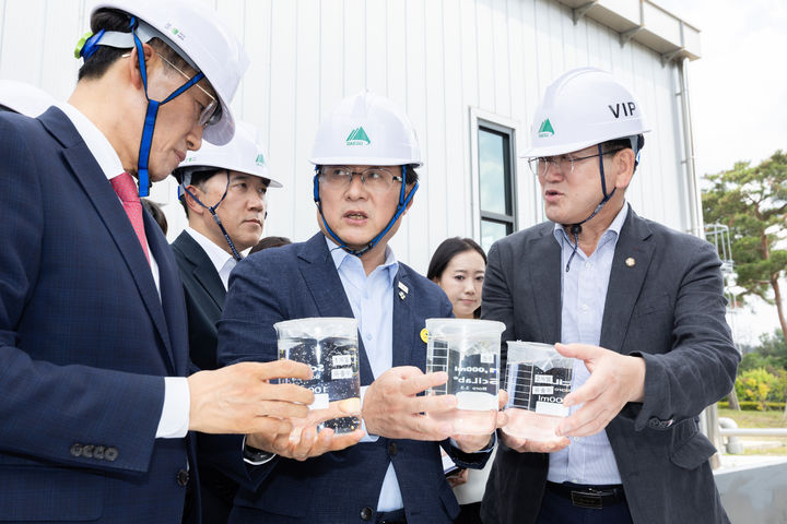 [서울=뉴시스] 김성환 기후에너지환경부 장관이 16일 대구 달성군 소재 문산정수장에서 열린 낙동강 물 문제 해결을 위한 복류수 실증실험 시설 준공식에 참석해 복류수 취수 과정을 점검하고 있다. (사진=기후에너지환경부 제공) 2026.06.16. photo@newsis.com *재판매 및 DB 금지