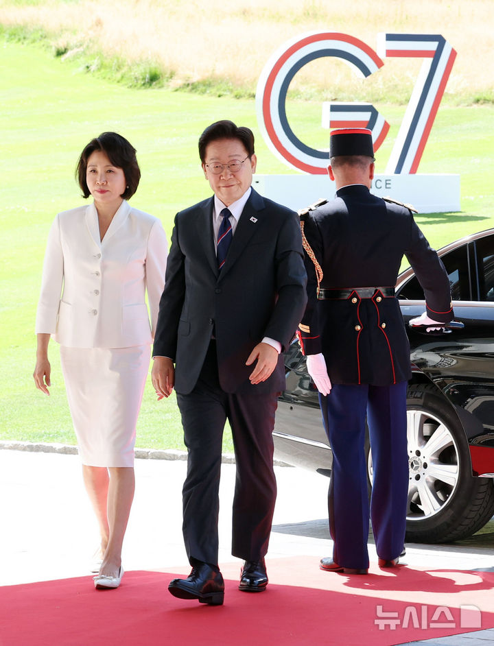[에비앙=뉴시스] 최동준 기자 = G7 정상회의에 참석하는 이재명 대통령과 김혜경 여사가 16일(현지 시간) 프랑스 에비앙 로얄호텔에 도착하고 있다. 2026.06.16. photocdj@newsis.com