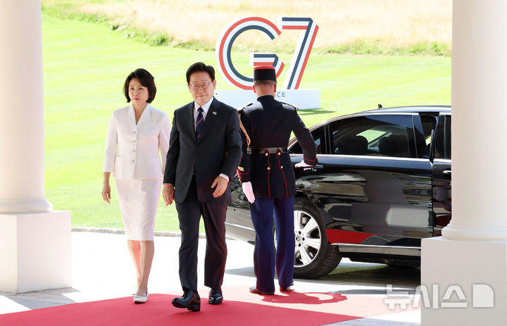 [에비앙=뉴시스] 최동준 기자 = G7 정상회의에 참석하는 이재명 대통령과 김혜경 여사가 16일(현지 시간) 프랑스 에비앙 로얄호텔에 도착하고 있다. 2026.06.16. photocdj@newsis.com