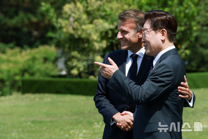 [에비앙=뉴시스] 최동준 기자 = 이재명 대통령이 16일(현지 시간) 프랑스 에비앙 G7 정상회의장에서 열린 초청국 공식 환영식에서 에마뉘엘 마크롱 프랑스 대통령과 대화하고 있다. 2026.06.16. photocdj@newsis.com