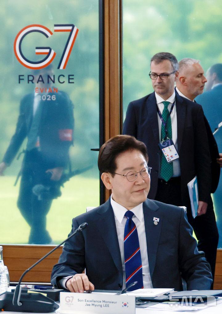 [에비앙=뉴시스] 최동준 기자 = 이재명 대통령이 16일(현지 시간) 프랑스 에비앙 G7 정상회의장에서 확대회의 1세션에 참석해 있다. 2026.06.16. photocdj@newsis.com