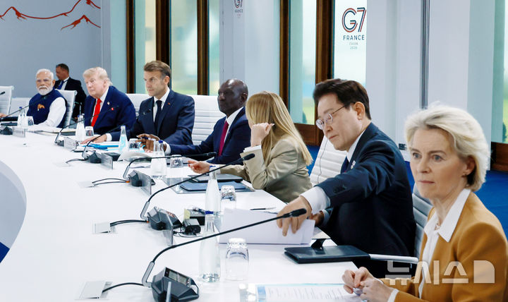 [에비앙=뉴시스] 최동준 기자 = 이재명 대통령이 16일(현지 시간) 프랑스 에비앙 G7 정상회의장에서 확대회의 1세션에 참석해 있다. 2026.06.16. photocdj@newsis.com