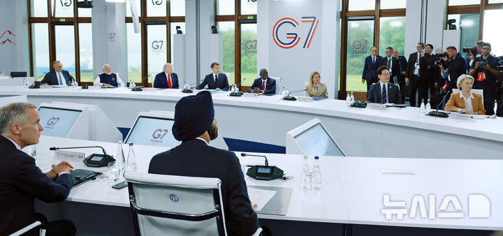 [에비앙=뉴시스] 최동준 기자 = 이재명 대통령이 16일(현지 시간) 프랑스 에비앙 G7 정상회의장에서 확대회의 1세션에 참석해 있다. 2026.06.16. photocdj@newsis.com