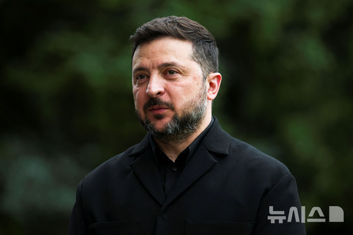 Ukrainian President Volodymyr Zelenskyy meets with British Prime Minister Keir Starmer, not pictured, on the sidelines of the G7 summit, in Evian-les-Bains, France, Tuesday June 16, 2026. (Isabel Infantes/Pool Photo via AP)