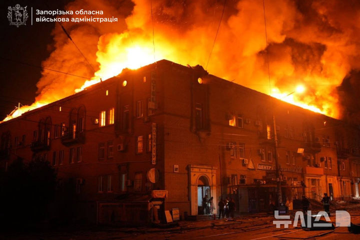 [자포리자=AP/뉴시스] 6월16일 우크라이나 자포리자의 한 건물이 러시아의 공습으로 불길에 휩싸여 있다. 러 군은 20일에도 자포리자를 폭격했다. 2026.06.21.