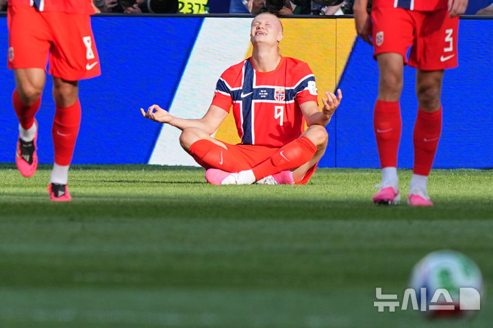 [폭스버러=AP/뉴시스] 2026 국제축구연맹(FIFA) 북중미 월드컵 조별리그 I조 1차전 이라크와 경기에서 멀티골을 터뜨린 엘링 홀란(오른쪽 1번째). 2026.06.16.