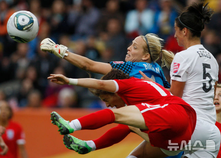 [드레스덴=AP/뉴시스] 뉴질랜드 축구 대표팀에서 뛰는 타일러 빈던의 어머니 제니 빈던이 2011년 여자 축구 월드컵에 대표팀 골키퍼로 나선 모습. 2011.07.01