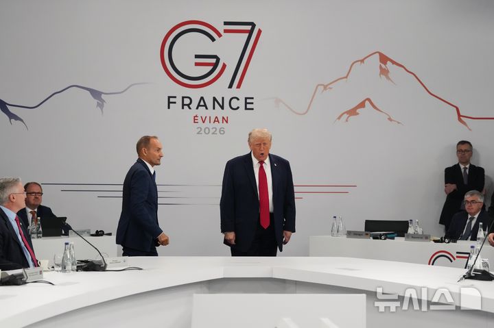 [AP/뉴시스] 도널드 트럼프 미 대통령이 프랑스 G7 마지막날인 17일 다른 정상들보다 1시간 늦게 세션 회의장에 도착하고 있다. 