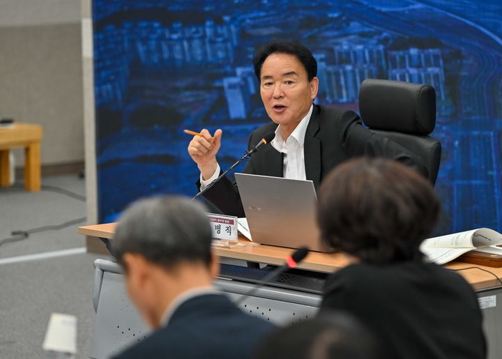  [영주=뉴시스] 황병직 영주시장 당선인이 주요 현안 업무에 대해 질의하고 있다. (사진=인수위 제공) 2026.06.17. photo@newsis.com *재판매 및 DB 금지