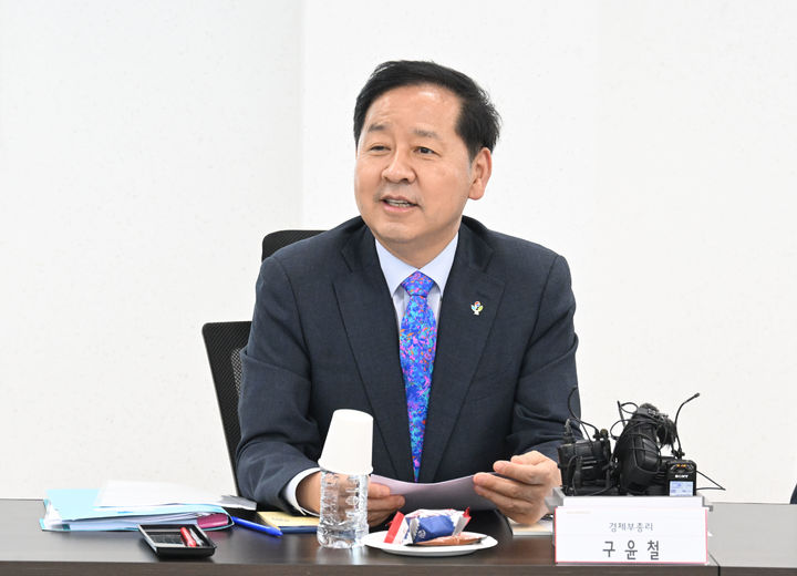 [해남=뉴시스] 구윤철 경제부총리 겸 재정경제부 장관이 5극 3특(5개 초광역권-전남 해남과 3개 특별자치도) 산업현장 점검의 일환으로 16일 전남 해남 솔라시도를 방문해 현장시찰 후 '기업혁신 지원 민관협의체 3차회의'를 주재하고 있다. (사진=재정경제부 제공) 2026.06.16. photo@newsis.com *재판매 및 DB 금지