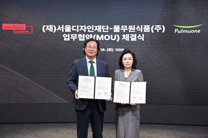 16일 동대문디자인플라자(DDP)에서 열린 업무협약식에서 차강희 서울디자인재단 대표이사(왼쪽)와 윤명랑 풀무원식품 글로벌마케팅 총괄본부장이 기념 촬영을 하고 있다. (사진=풀무원 제공) *재판매 및 DB 금지