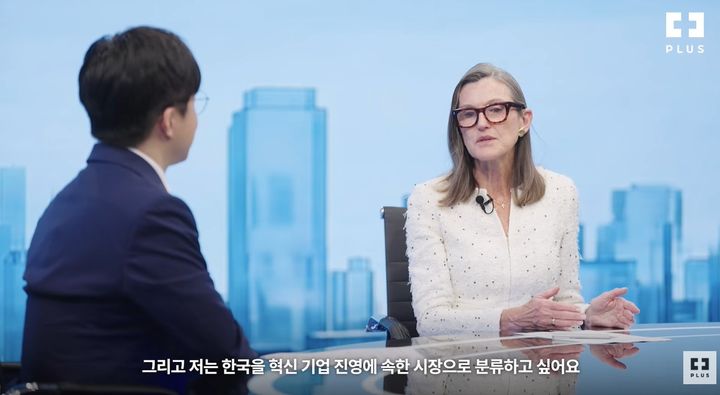 [서울=뉴시스] 이른바 '돈나무 언니'로 알려진 캐시 우드 아크인베스트먼트(ARK) 최고경영자(CEO)가 AI 혁명 속에서 한국 코스피 시장의 중요성을 강조하며 투자 다각화를 제안했다. (사진=PLUS TV 유튜브 캡처) *재판매 및 DB 금지