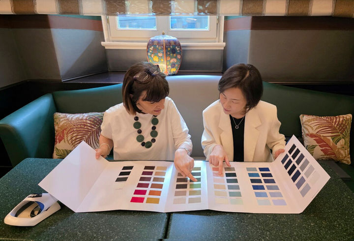 [서울=뉴시스] 지난 12일 이탈리아에서 진행된 협약식에서 최혜원 형지I&C 대표(오른쪽)와 시모나 오지오(왼쪽) 카르비코 세일즈 총괄매니저의 모습.(사진=형지I&C 제공) *재판매 및 DB 금지