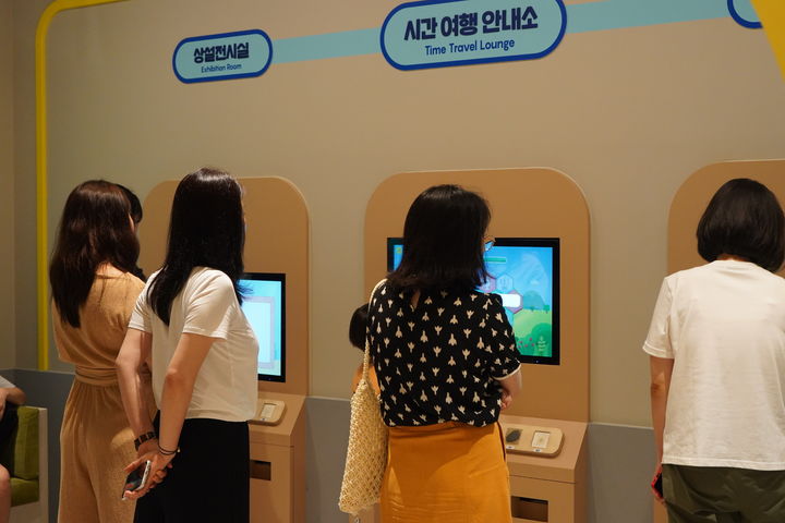[서울=뉴시스] 어린이박물관 전시 관람 (사진=국립중앙박물관 제공) 2026.06.17. photo@newsis.com *재판매 및 DB 금지