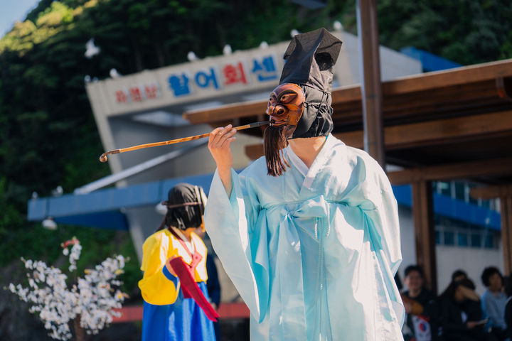 [서울=뉴시스] 울릉도 도동항에서 진행된 '궁, 바퀴를 달다' 행사 (사진=국가유산진흥원 제공) 2026.06.17. photo@newsis.com *재판매 및 DB 금지
