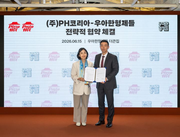 [서울=뉴시스] 우아한형제들 김지훈 사업부문장(오른쪽)과 PH코리아 김정은 대표가 15일 서울 송파구 우아한형제들 본사에서 전략적 업무 협약(MOU)을 체결한 뒤 기념 촬영을 하고 있다. (사진=우아한형제들 제공) *재판매 및 DB 금지