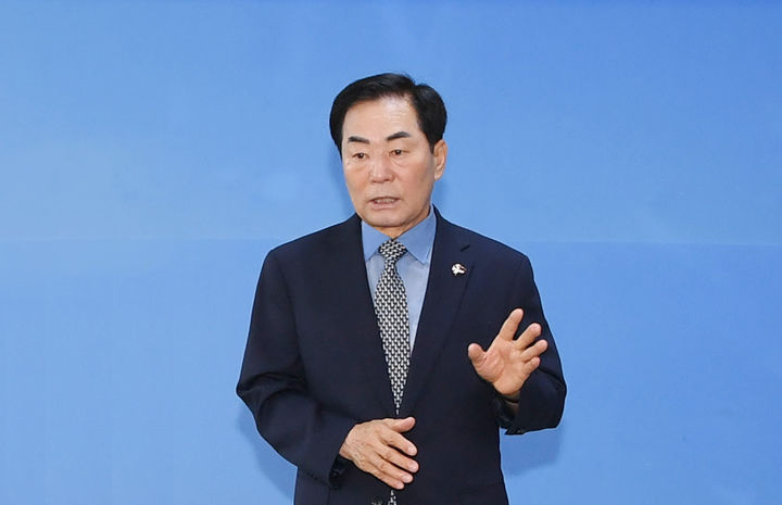 [창녕=뉴시스] 성낙인 경남 창녕군수가 당선 소감을 밝히고 있다. (사진= 창녕군 제공) 2026.06.17. photo@newsis.com *재판매 및 DB 금지