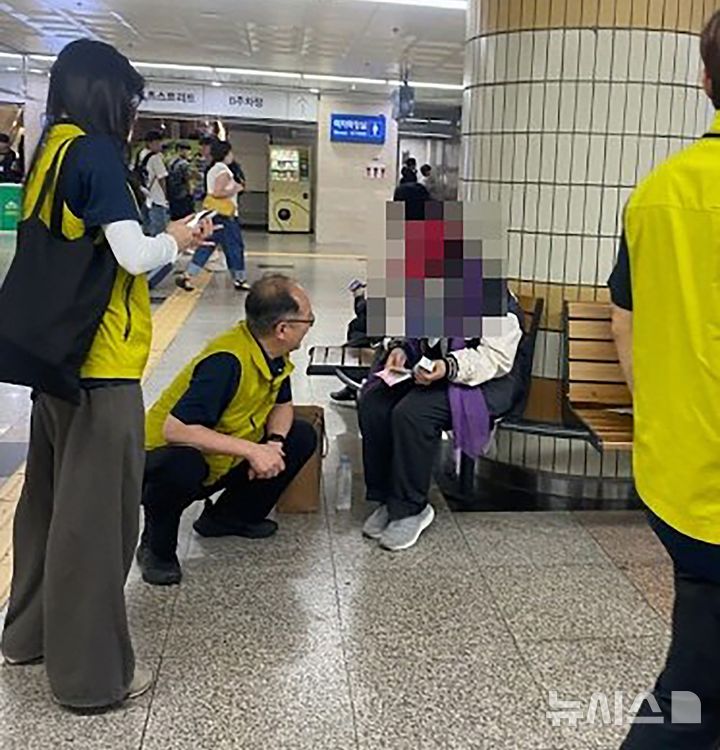 [성남=뉴시스] 성남시 민관합동 상담반이 서현역에서 거리 노숙인과 상담하고 있다 (사진=성남시 제공) 2026.06.17.photo@newsis.com