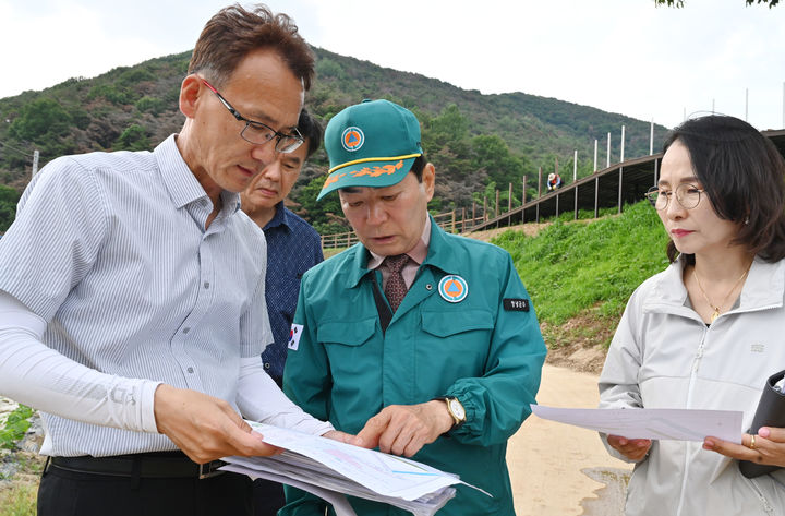 [창녕=뉴시스] 성낙인 경남 창녕군수가 부곡파크골프장을 방문해 현장을 점검하고 있다. (사진= 창녕군 제공) 2026.06.17. photo@newsis.com *재판매 및 DB 금지