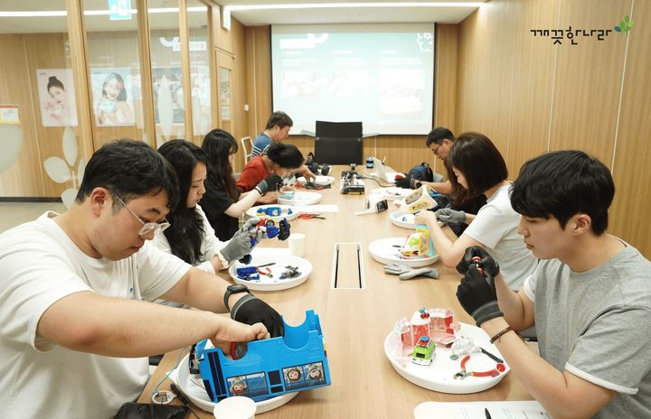 [서울=뉴시스] 깨끗한나라가 사회공헌 네트워크 행복얼라이언스와 함께 진행한 폐장난감 새활용 봉사활동. (사진=깨끗한나라 제공) 2026.06.17. photo@newsis.com *재판매 및 DB 금지