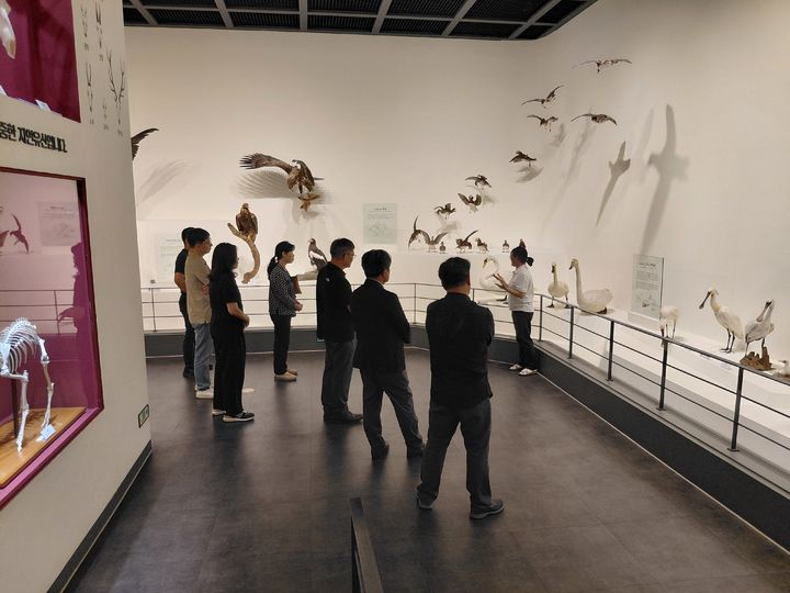 [서울=뉴시스] 자연유산 수어 해설사 양성과정 해설시연 (사진=국가유산청 제공) 2026.06.17. photo@newsis.com *재판매 및 DB 금지