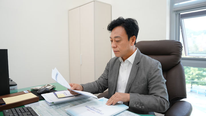 [봉화=뉴시스] 최기영 봉화군수 당선인이 '군민화합 미래준부위원회'에서 업무보고를 받고 있다. (사진=인수위 제공) 2026.06.17. photo@newsis.com *재판매 및 DB 금지