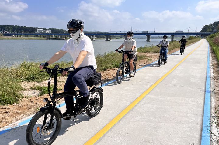 [여주=뉴시스] 남한강변을 지나는 자전거 관광객(사진=여주세종문화관광재단 제공) 2026. 06. 17. photo@newsis.vom *재판매 및 DB 금지