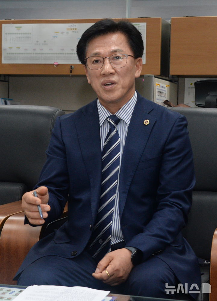 [전주=뉴시스] 김얼 기자 = 이명연 전북특별자치도의회 부의장이 17일 전북 전주시 전북특별자치도의회 기자실에서 '전북특별자치도의회 제13대 도의장 출마' 기자간담회를 갖고 질의에 답변하고 있다. 2026.06.17. pmkeul@newsis.com