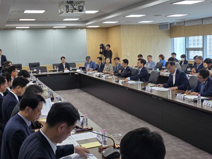 [인천=뉴시스] 전예준 기자 = 17일 인천 연수구 송도G타워에서 열린 민선9기 인천시장직 인수위원회 1차 전체 업무보고에 박찬대 당선인 등 인수위원들과 시 고위 공무원들이 참석해 회의를 하고 있다. 2026.06.17. kok@newsis.com *재판매 및 DB 금지