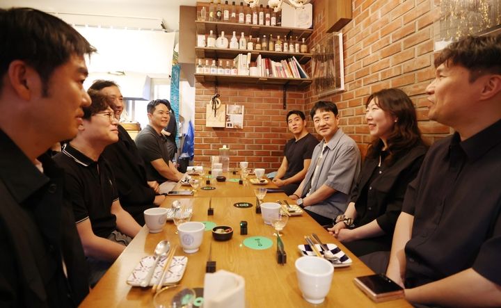 [서울=뉴시스] 지난 15일 서울 용산구에 위치한 ‘해방촌 윤주당’에서 박상진 Npay 대표(오른쪽 열 안쪽에서 두번째)가 ‘Npay 커넥트’를 이용 중인 가맹점 대표들과 만나 대화를 나누고 있다. (사진=네이버페이 제공) photo@newsis.com *재판매 및 DB 금지