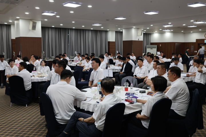 [보성=뉴시스] 송창헌 기자 =17일 전남 보성 다비치콘도에서 더불어민주당 소속 전남광주통합특별시의원 당선인 83명이 참석한 가운데 더불어민주당 광주시당과 전남도당 주관 당선인 워크숍이 열리고 있다. (사진=민주당 제공) 2026.06.17 photo@newsis.com *재판매 및 DB 금지