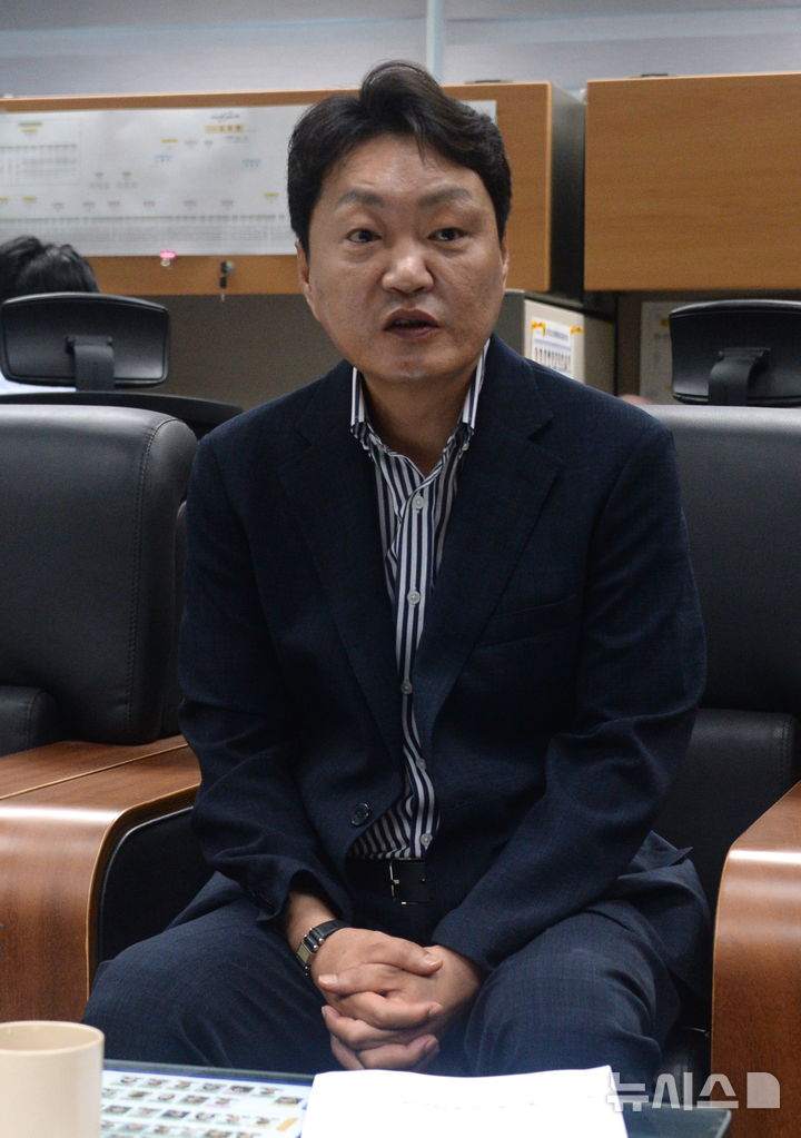 [전주=뉴시스] 김얼 기자 = 김대중 전북특별자치도의회 의원이 17일 전북 전주시 전북특별자치도의회 기자실에서 도의장 출마 기자간담회를 갖고 질의에 답변하고 있다. 2026.06.17. pmkeul@newsis.com