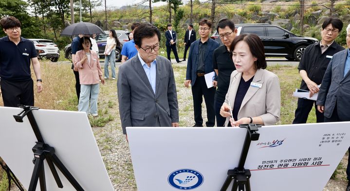 [보령=뉴시스] 청천호 관광자원화 사업 현장을 찾아 설명을 듣고 있는 엄승용 보령시장 당선인. (사진=시정인수 태스크포스팀 제공) 2026.06.17. photo@newsis.com *재판매 및 DB 금지