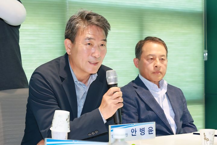 [예천=뉴시스] 안병윤 예천군수 당선인이 예천발전준비위원회 회의에서 공약사업을 검토하고 있다. (사진=예천발전준비위 제공) 2026.06.17. photo@newsis.com *재판매 및 DB 금지