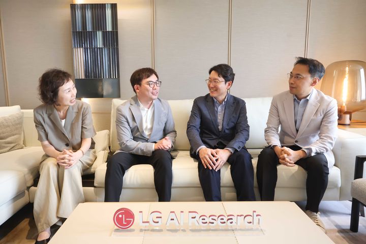 16일 오후 서울 여의도 LG트윈타워에서 임우형 LG AI연구원장(왼쪽)과 이슬기 디앤디파마텍 대표(오른쪽)가 차세대 펩타이드 신약 공동 개발 사업 본계약을 체결했다.(사진제공=LG) *재판매 및 DB 금지
