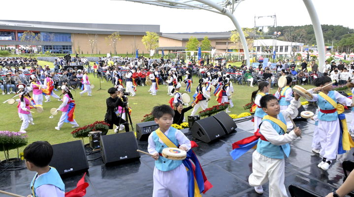 [순창=뉴시스] 지난 2025년 순창장류축제에서 순창군의 '농어촌 교육협력지구 지원사업'을 통해 참가한 지역 학생들이 무대 공연을 펼치고 있다. (사진=뉴시스 DB). photo@newsis.com *재판매 및 DB 금지