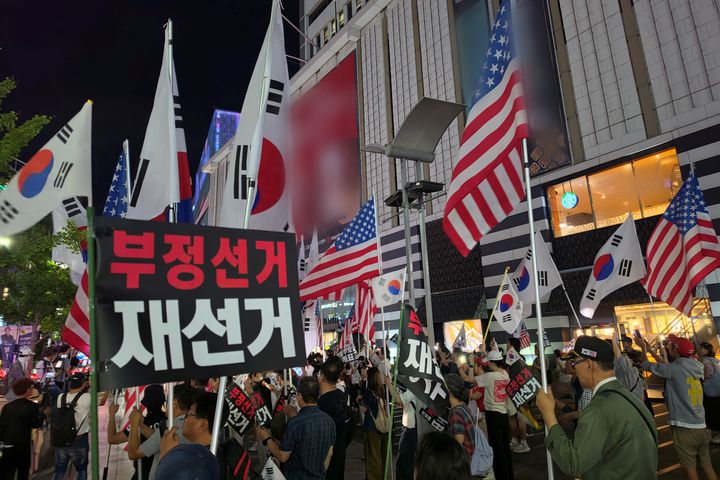 [대구=뉴시스] 이상제 기자 = 17일 대구 중구 덕산동 동아백화점 앞에서 유권자와 시민단체 회원들이 부정선거 척결을 촉구하는 집회를 하고 있다. 2026.06.17. king@newsis.com *재판매 및 DB 금지