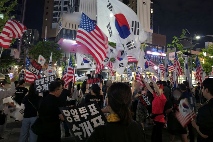 [대구=뉴시스] 이상제 기자 = 17일 대구 중구 덕산동 동아백화점 앞에서 유권자와 시민단체 회원들이 부정선거 척결을 촉구하는 집회를 하고 있다. 2026.06.17. king@newsis.com *재판매 및 DB 금지
