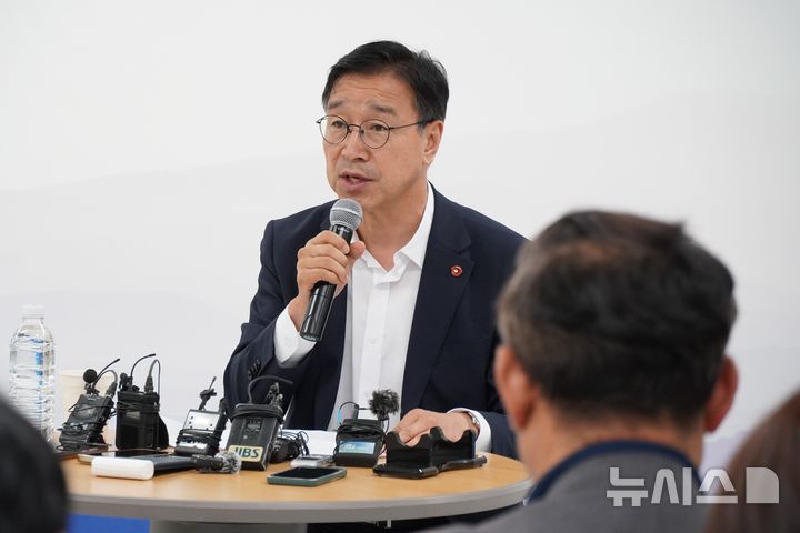 [제주=뉴시스] 양영전 기자 = 위성곤 제주도지사 당선인이 17일 오전 제주시 오라동 제주도지사직 인수위원회 사무실에서 당선 후 첫 기자간담회를 열고 발언하고 있다. 2026.06.17. 0jeoni@newsis.com