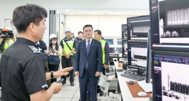 [부산=뉴시스] 17일 부산신항에서 열린 주요 공항만 일반수입화물 마약전담 특별 검사팀 발대식에서 이종욱 관세청장이 검사현장을 둘러보고 있다.(사진=관세청 제공) *재판매 및 DB 금지