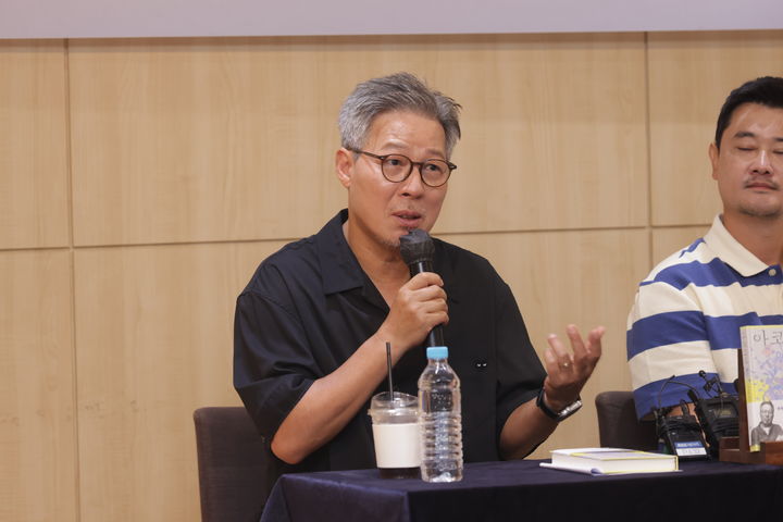 [서울=뉴시스] 소설가 천명관이 17일 서울 마포구 창비서교빌딩에서 열린 소설 '아코디언' 출간간담회에서 발언하고 있다. (사진=창비 제공) 2026.06.17. photo@newsis.com *재판매 및 DB 금지