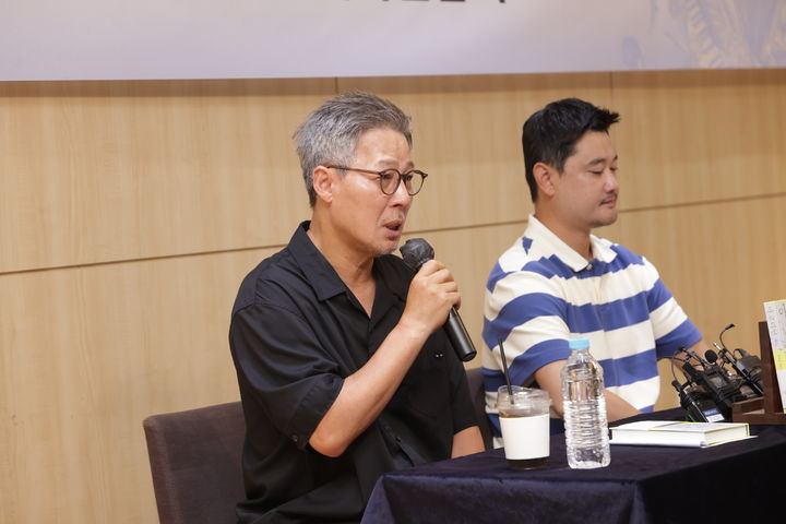 [서울=뉴시스] 소설가 천명관이 17일 서울 마포구 창비서교빌딩에서 열린 소설 '아코디언' 출간간담회에서 발언하고 있다. (사진=창비 제공) 2026.06.17. photo@newsis.com *재판매 및 DB 금지